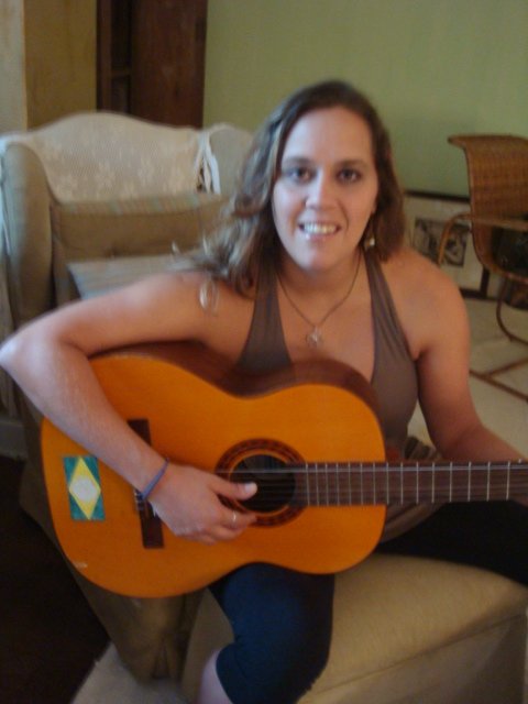 Renata Cajado com um violão